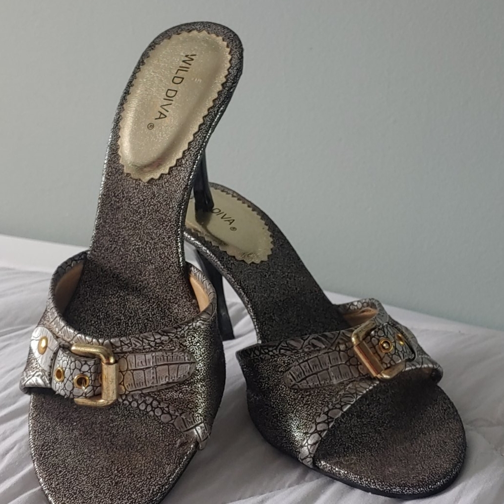 WILD DIVA slip on metallic heels